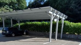 großer Parkplatz für PKW u. Transporter