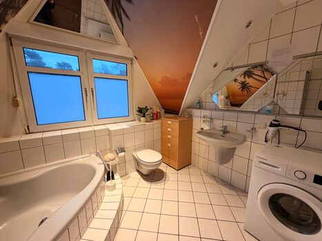 WC, Waschbecken und Waschmaschine 