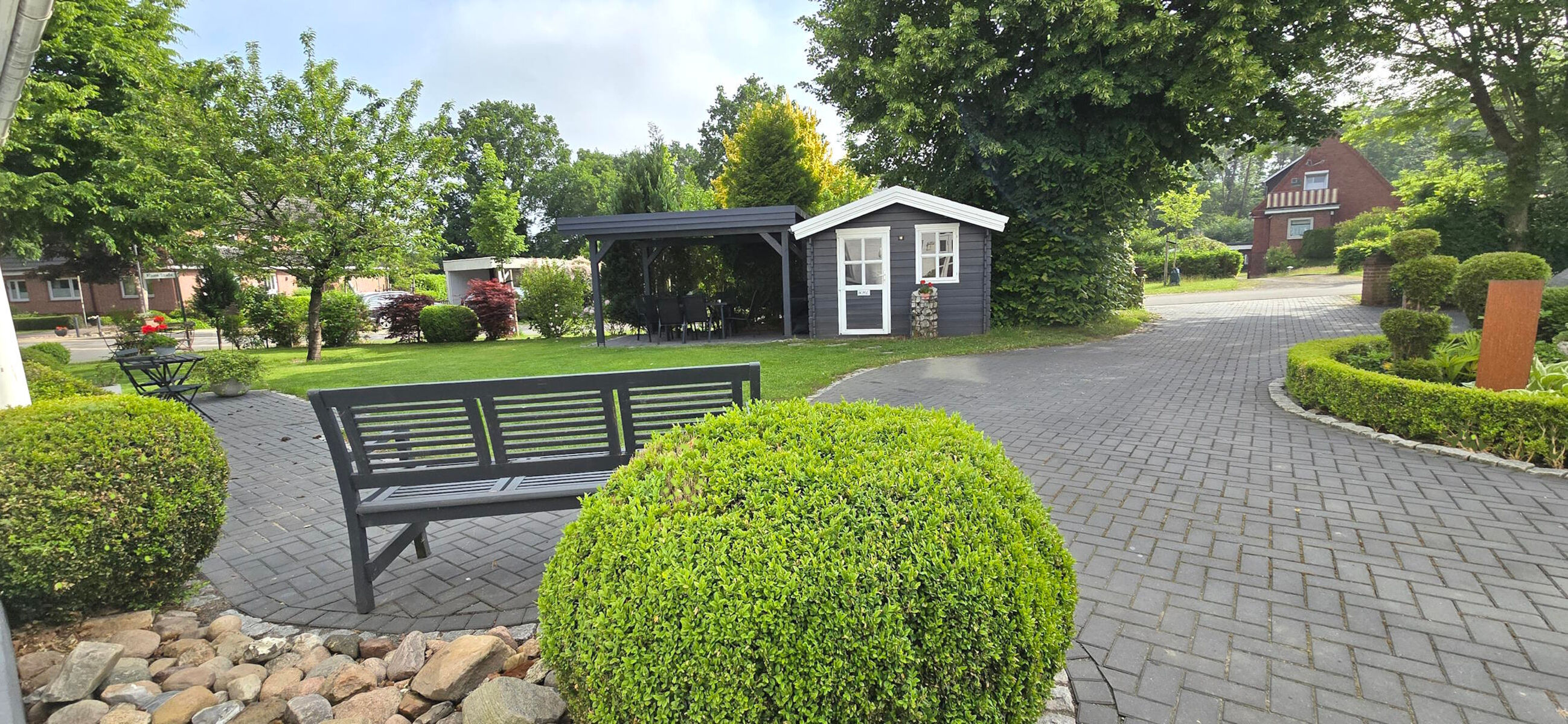 Terrasse mit Blockhaus für die Raucher an Regentagen