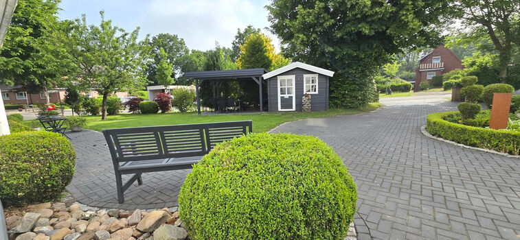 Terrasse mit Blockhaus für die Raucher an Regentagen