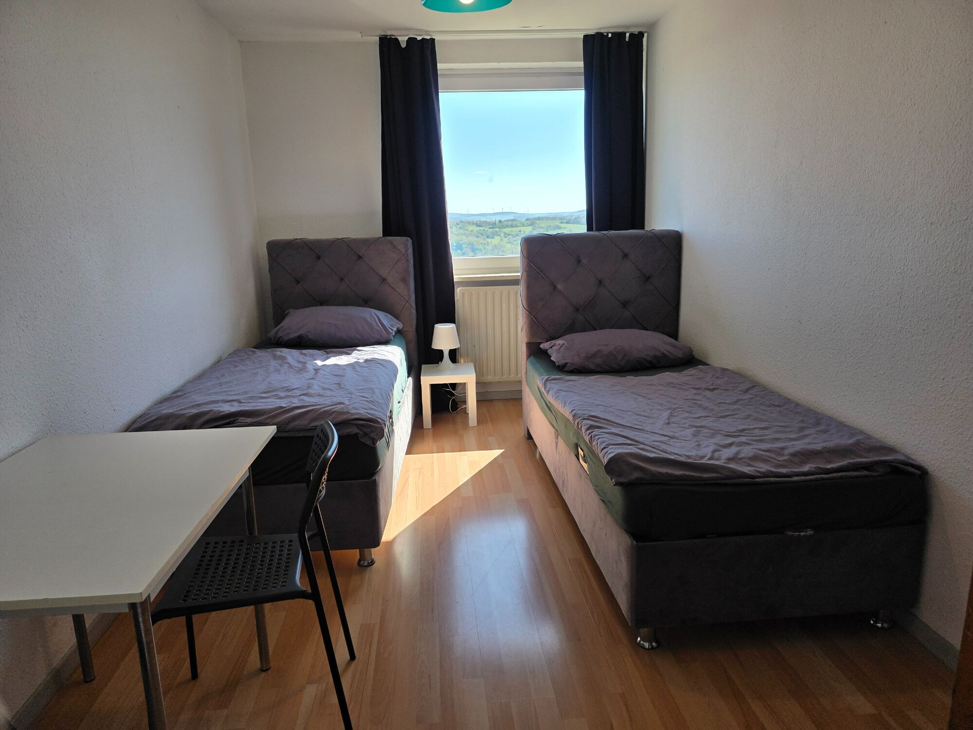 2. Schlafzimmer mit zwei Einzelbetten