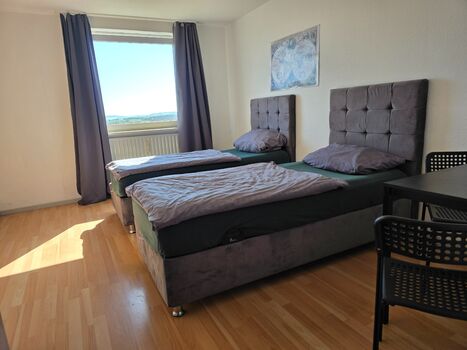 1. Schlafzimmer mit zwei Einzelbetten