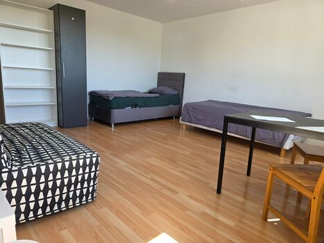 3. Schlafzimmer mit zwei Einzelbetten & Couch