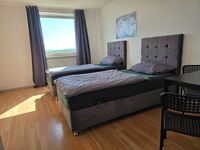 1. Schlafzimmer mit zwei Einzelbetten