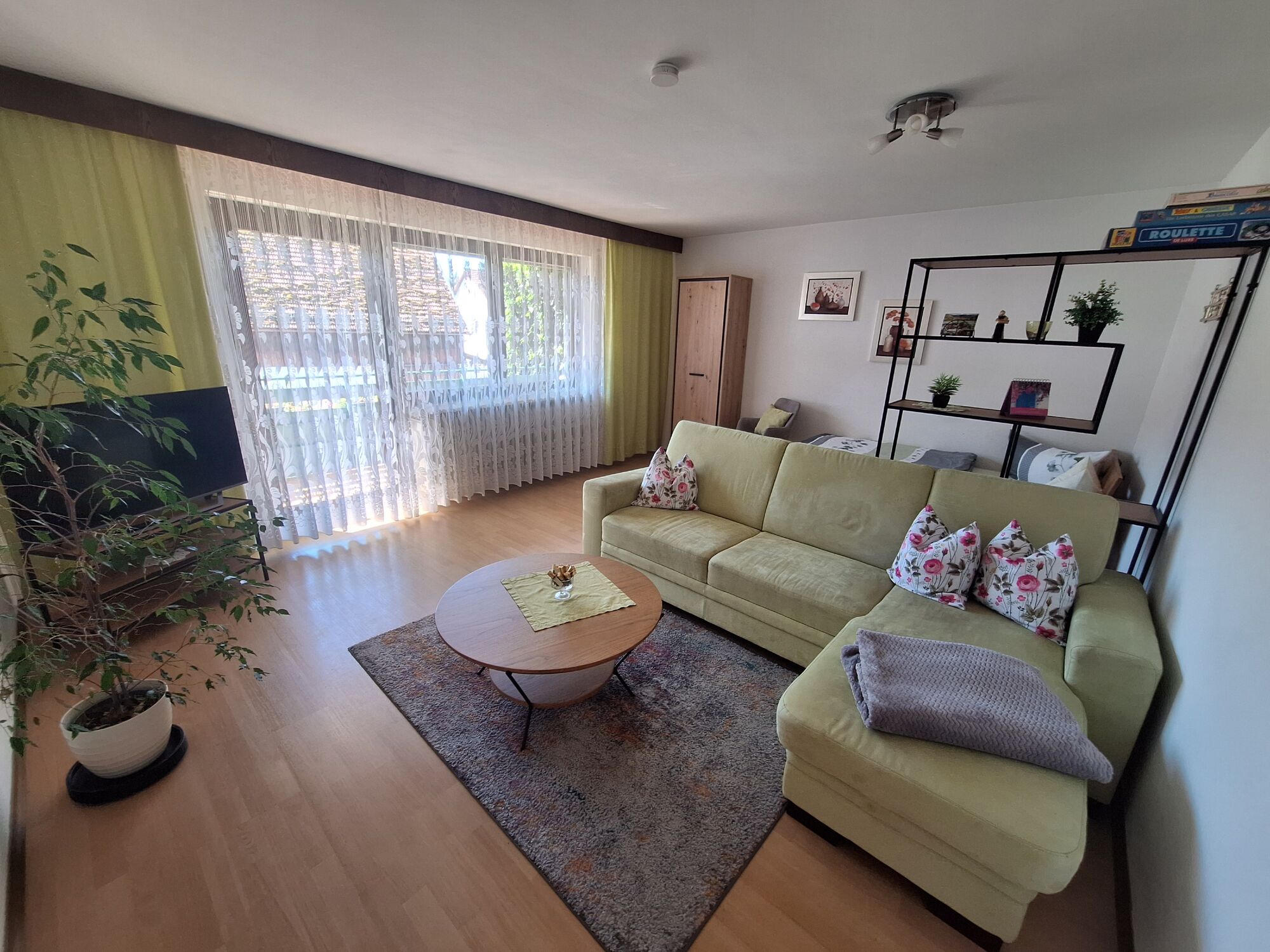 FeWo 1: Wohn-/Schlafzimmer mit Couch, Sat-TV und Balkontür