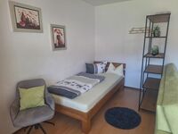 FeWo 1: Wohn-/Schlafzimmer mit Einzelbett und Sessel
