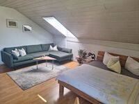 FeWo 2: Wohn-/Schlafzimmer, Blick zur Sitzecke