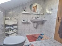 FeWo 2: Bad mit Waschbecken und WC