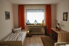 FeWo 1: Zweibettzimmer mit Schreibtisch