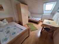 FeWo 2: Zweibettzimmer mit zwei Einzelbetten und Schreibtisch