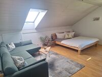 FeWo 2: Wohn-/Schlafzimmer mit Doppelbett und Couch