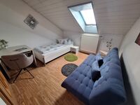 FeWo 2: Schlafzimmer mit Einzelbett, Schlafsofa und Schreibtisch