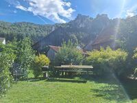 Gemeinschaftsgarten mit Grill und Sitzgarnitur unterhalb von Schloss Arnsberg